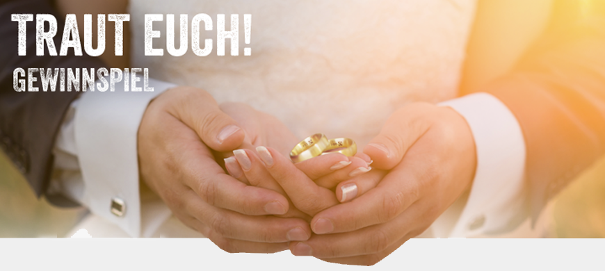 Brautpaar hält Ringe aus Fairtrade-Gold in den Händen