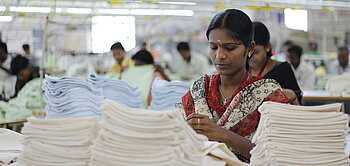 Arbeiterin in einer Nähfabrik in Indien