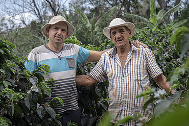 Esteban Quezada und Raúl Quezada der Coffee Impact Stories in Costa Rica reichen sich die Hand..