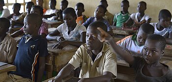 Schüler einer der aus der Fairtrade-Prämie finanzierten Schule der Kakao-Kooperative ECOOKIM aus der Elfenbeinküste