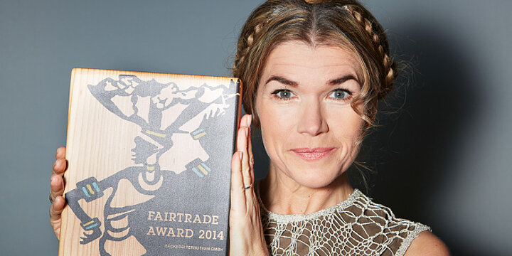 Anke Engelke mit dem Fairtrade-Award 2014