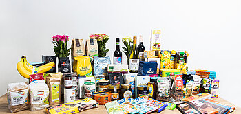 Eine Auswahl an Fairtrade-Produkten steht auf einem Tisch.