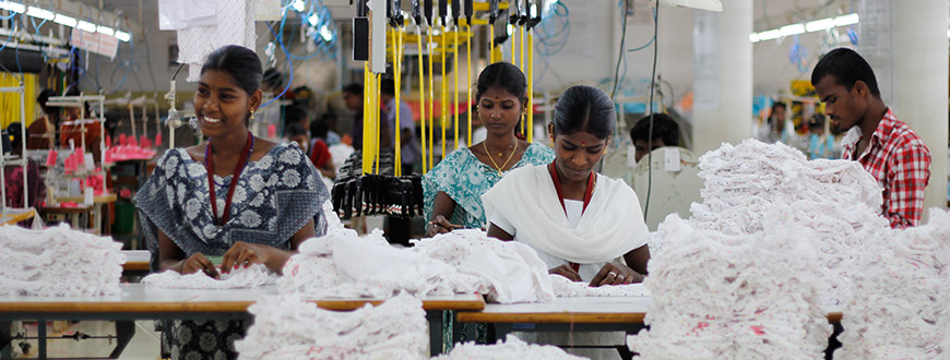 Näherinnen und Näher in einer Textil-Fabrik