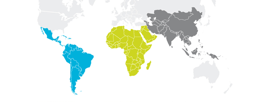 Weltkarte mit den drei farblich gekennzeichneten Regionen, in denen es Fairtrade-Produzentinnen und Produzenten gibt, die sich regionalen Netzwerken zusammenschließen und sich von diesen innerhalb des Fairtrade-Systems vertreten lassen können: blau kennzeichnet das Einzugsgebiet des Produzentennetzwerks für Mittel- und Südamerika, grün das des Netzwerks für Afrika und grau das des Netzwerks für Asien.