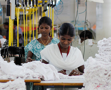 Arbeiterinnen in einer Textilfabrik