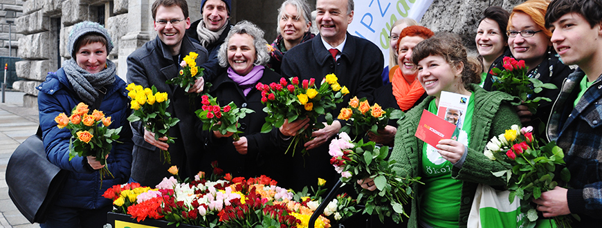 Menschengruppe mit Rosen in den Händen beim Frauentag in Leipzig