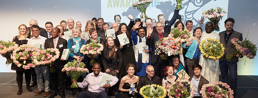Gruppenbild der Gewinner und Teilnehmer des Fairtrade-Award 2016
