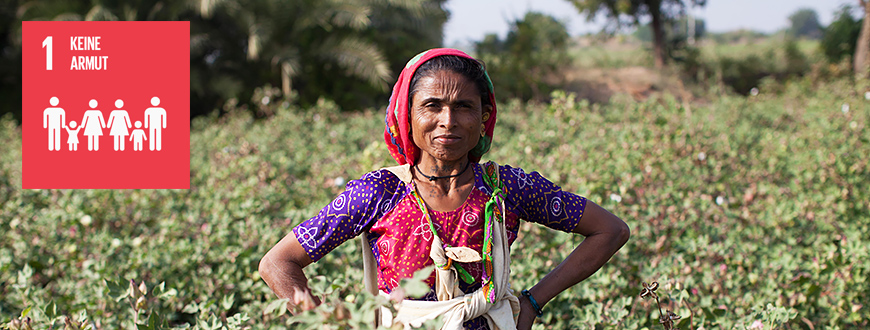 SDG 01 - Keine Armut - Baumwollbäuerin aus Indien auf Feld