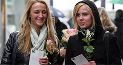 Zwei junge Frauen mit Fairtrade-Rosen bei er Rosenaktion 2009