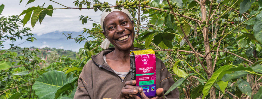Laurence Mukakagere (Bild ,54), ist Kaffeebäuerin in Ruanda und stellt mit Gleichgesinnten in ihrer Kooperative den Frauenkaffee Angelique’s Finest her. 