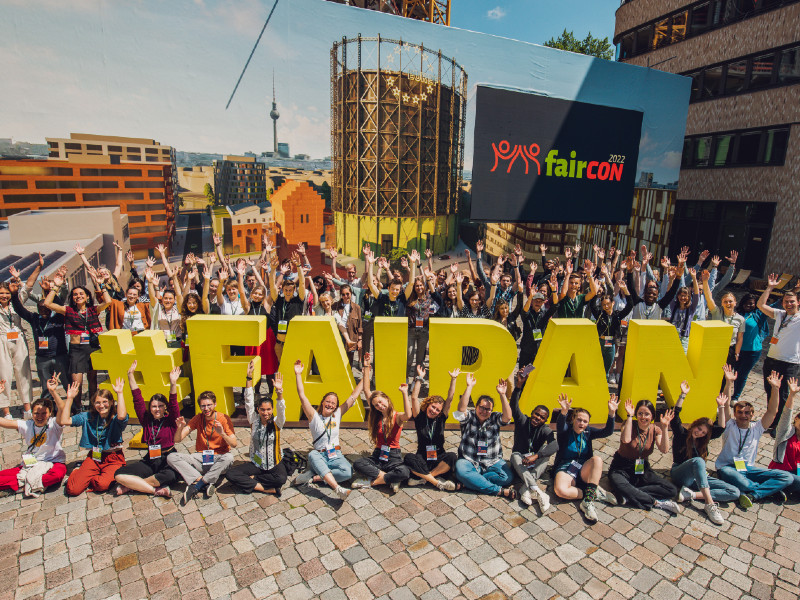 Teilnehmer*innen der Faircon 2022 auf dem Dach des EUREF Campus in Berlin