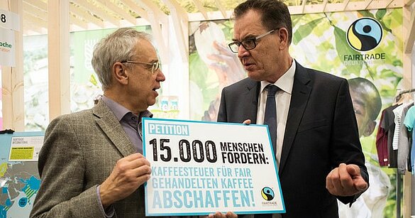BM Müller und Dieter Overath bei der Übergabe der Petition