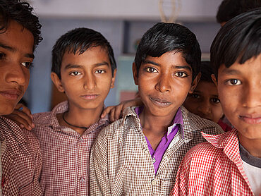 Vier Kinder aus Gujarat. Bildrechte: TransFair e.V. | Sean Hawkey