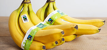 Fairtrade-Bio-Bananen mit Banderole.