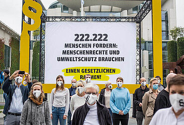 Petition der Initiative Lieferkettengesetz bei der symbolischen Übergabe in Berlin