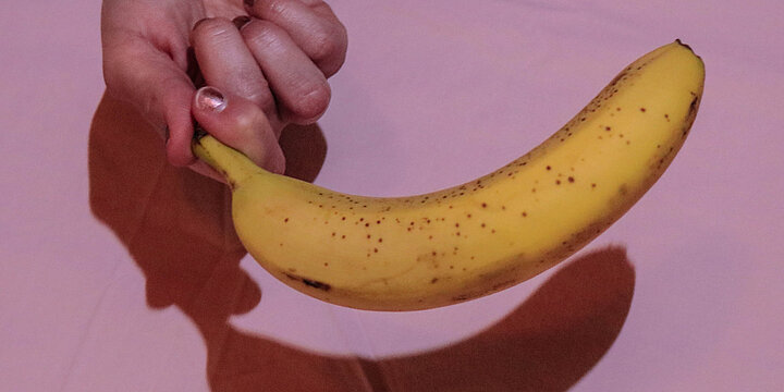 Fairtrade-Banane vor rosa Hintergrund