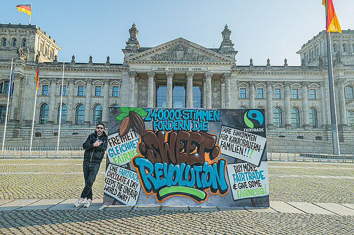 Die Wall of Fair vor dem Reichstag in Berlin mit dem Künstler