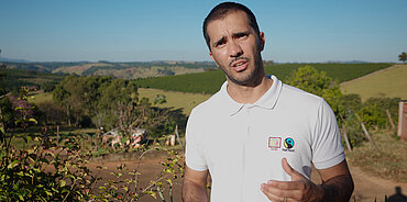 Paulo Ferreira Junior, Kaffeebauer bei Coopfam, erklärt die Auswirkungen des Klimawandels auf den Kaffeeanbau 
