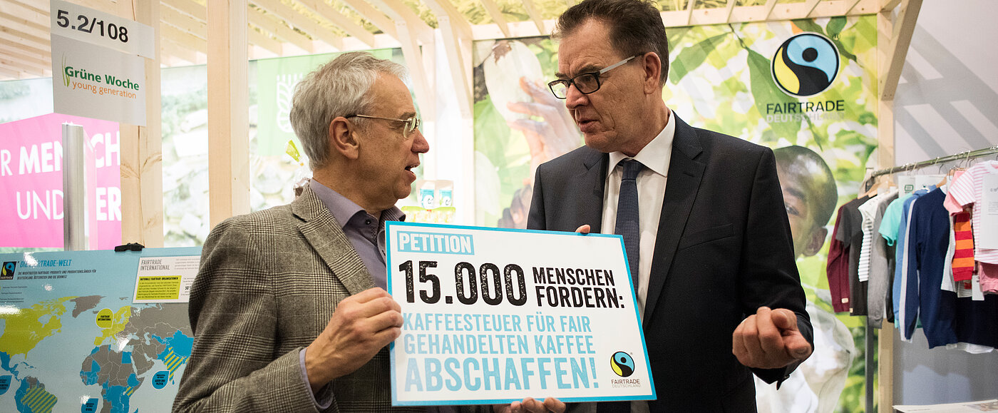 Dieter Overath übergibt die Kaffee-Petition an Minister Müller. Bild: TransFair e.V. / Phuong Tran Minh