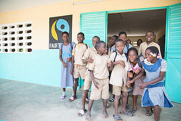 Mit Fairtrade-Prämie finanzierte Schule im Kakaoanbaugebiet: Kinder schützen.