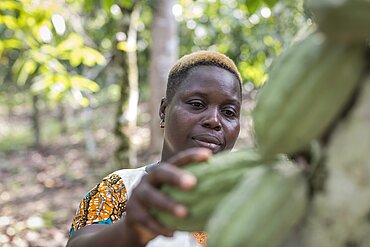 Eine Kakaobäuerin in der Elfenbeinküste.