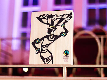 Das Bild zeigt den Preis, den die Gewinner der Fairtrade Awards erhalten. 