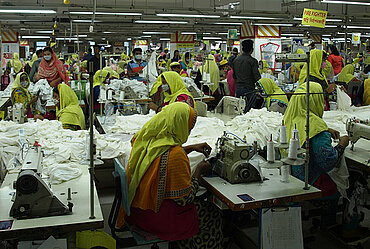 ArbeiterInnen in Textilfabrik