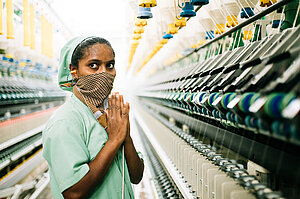Arbeiterin in Textilfabrik