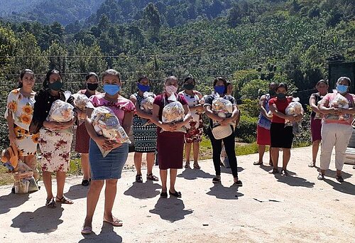 Frauen in Guatemala erhalten Lebensmittelpakete.