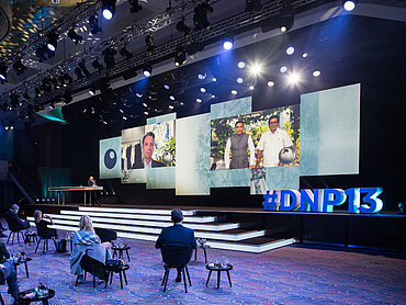 Die Gewinner des Deutschen Nachhaltigkeitspreises werden auf einer großen Leinwand per Video live in den Festsaal geschaltet. 