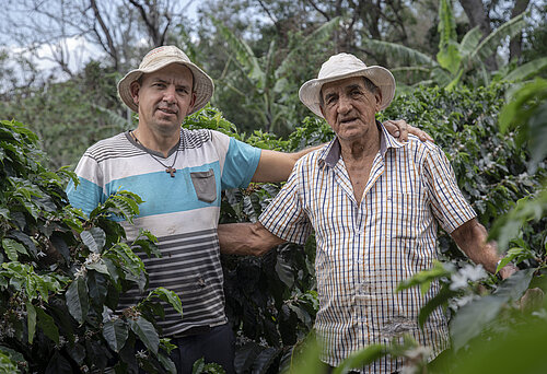 Esteban Quezada und Raúl Quezada der Coffee Impact Stories in Costa Rica reichen sich die Hand..