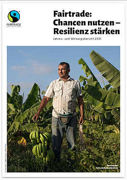 Cover des Jahres- und Wirkungsberichts 2021 von Fairtrade Deutschland. Das Cover zeigt einen Bananenbauern auf seinem Feld in Peru, der eine Bananenstaude und eine Machete hält und in die Ferne schaut
