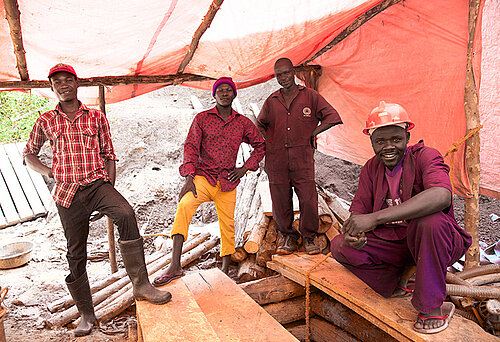 Arbeiter der Goldmine SAMA in Uganda
