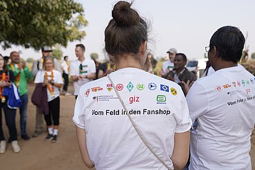 Neun Fußballvereine setzen im Rahmen der Initiative „Vom Feld in den Fanshop“ auf Fanartikel mit dem Fairtrade-Baumwollsiegel. 