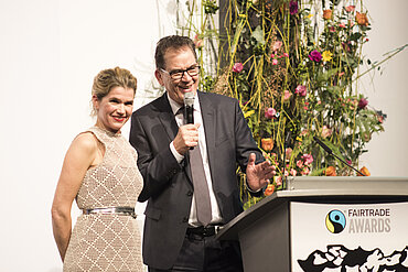 Entwicklungsminister Dr. Gerd Müller und die Moderatorin der Fairtrade Awards Anke Engelke in Berlin. Bild: Phuong Tran Minh