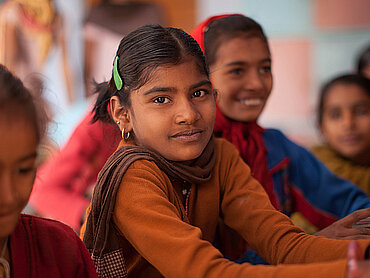 Junges Mädchen aus Gujarat in Indien. Bildrechte: TransFair e.V. | Sean Hawkey 