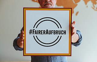 #FairerAufbruch | #FairInDenTag | Mann mit Schild: Fairer Aufbruch