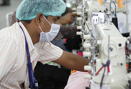 ArbeiterInnen in einer Textil-Fabrik
