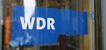Tür mit WDR-Logo, Copyright: baba_1967 (https://www.flickr.com/photos/90239352@N00/18936373740/)