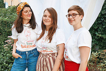 Die Gründerinnen von Fashion Changers mit dem "Human"-Shirt
