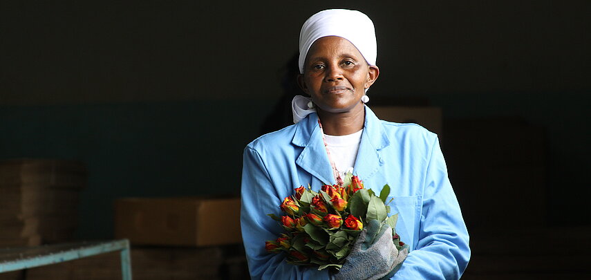 Eine Blumensortiererin einer Fairtrade-zertifizierten Farm.