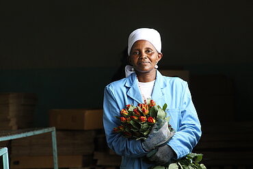 Eine Blumensortiererin einer Fairtrade-zertifizierten Farm.