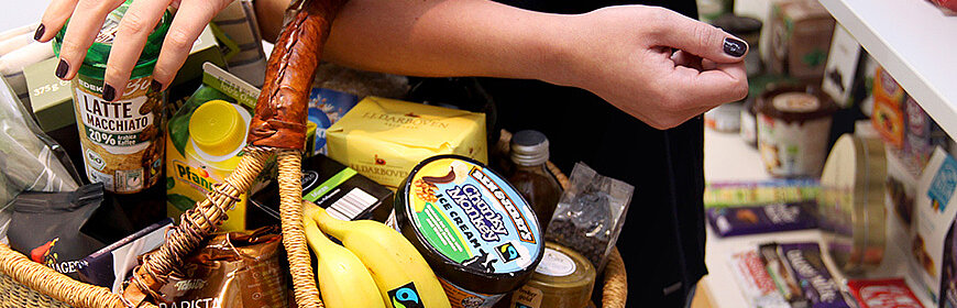 Korb mit Fairtrade-zertifizierten Produkten