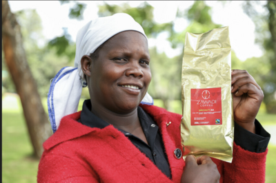 Bäuerin mit eigenem Fairtrade-Kaffee