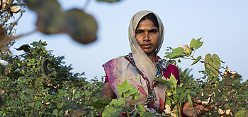 Baumwoll-Arbeiterin Sapna Mandloi der Fairtrade-Baumwollfarm Pratibha in Indien