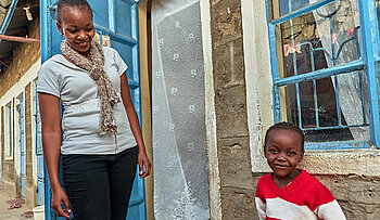 Esther Nyambura mit ihrer Tochter (Bild: TransFair e.V.)