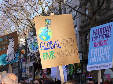 Protestschild auf einer Klimademo