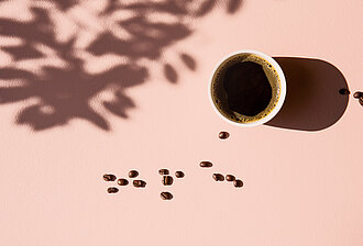 Tasse Kaffee mit Kaffeebohnen