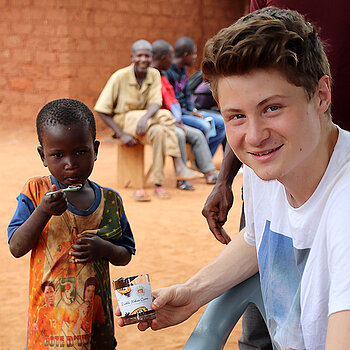 Youtuber Felix von der Laden in einem Dorf in der Elfenbeinküste