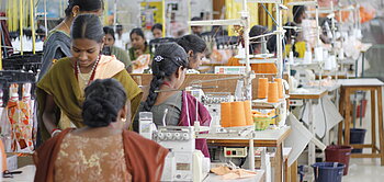 Näherinnen beim Vernähen von Fairtrade-Baumwolle in Indien